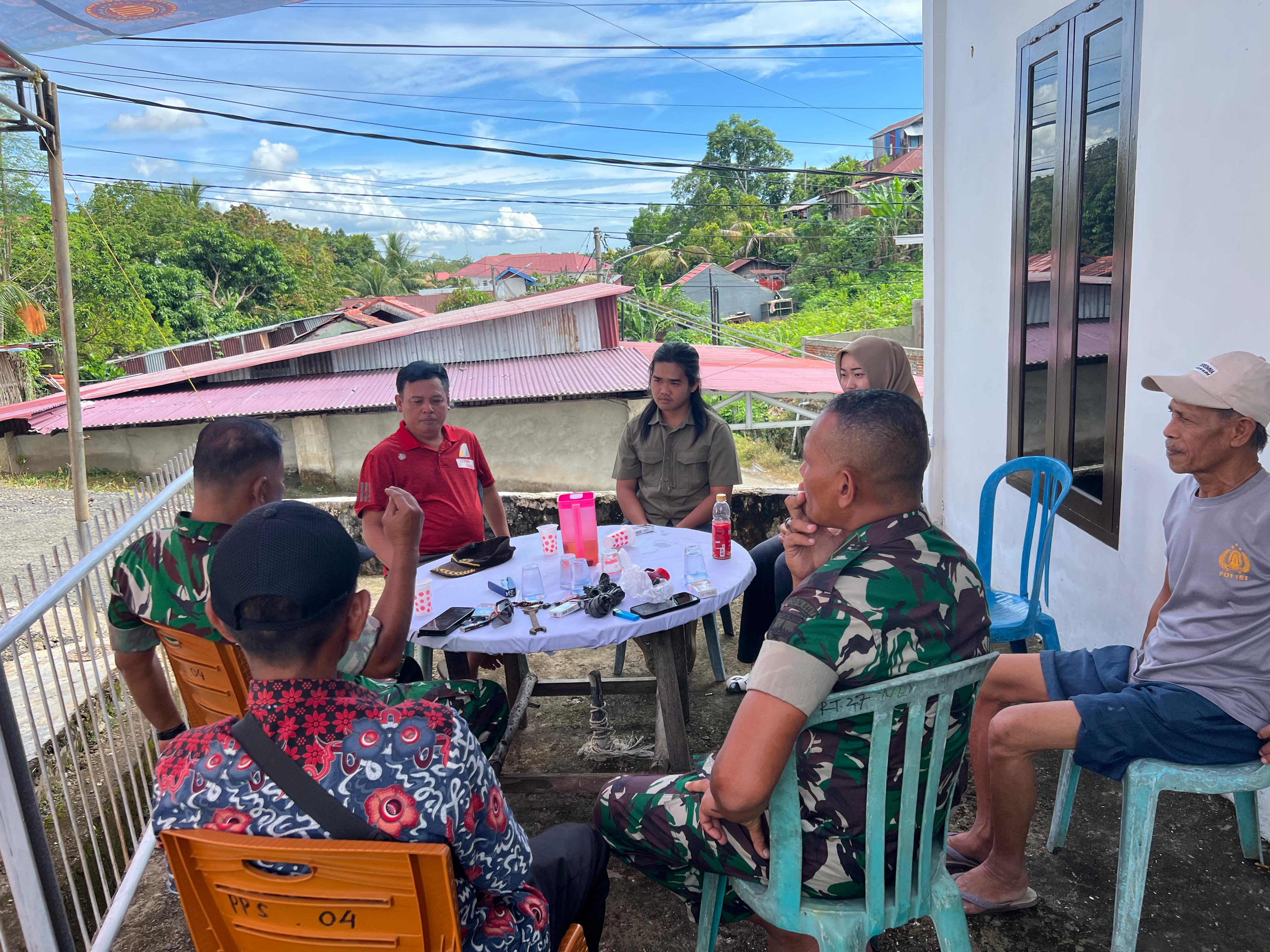 SILAHTURAHMI DENGAN BAPAK RT 27 UNTUK PERKENALAN KELOMPOK 15 YANG AKAN KKN DISANA